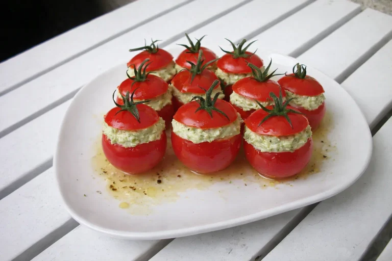 Punjeni mini paradajz sa kremom od sira i svežeg bosiljka
