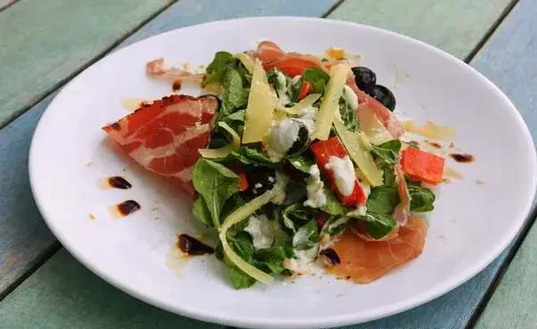 Salata sa šunkom i matilovcem