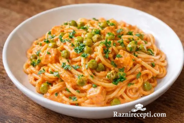 Špagete u povrtnom umaku sa graškom i pečenicom