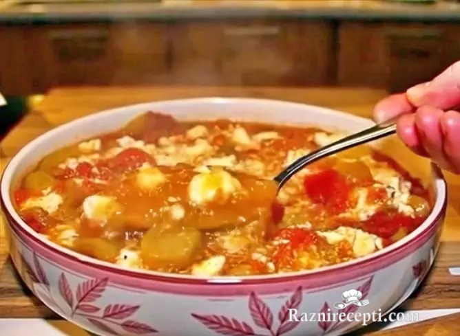 Dinstana paprika i paradajz sa jajima i sirom