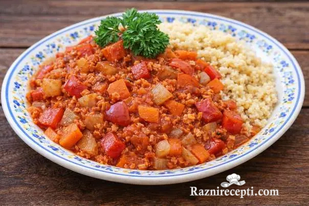 Vegetarijansko jelo sa povrćem i sojinim ljuspicama