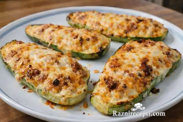 Tikvice sa piletinom, paradajzom i topljenim sirom – ukusno glavno jelo